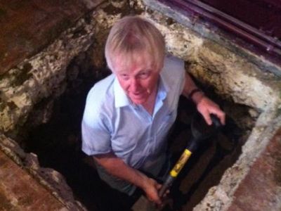 John Priddle digging the foundations for the new gallery (Aug 2015)